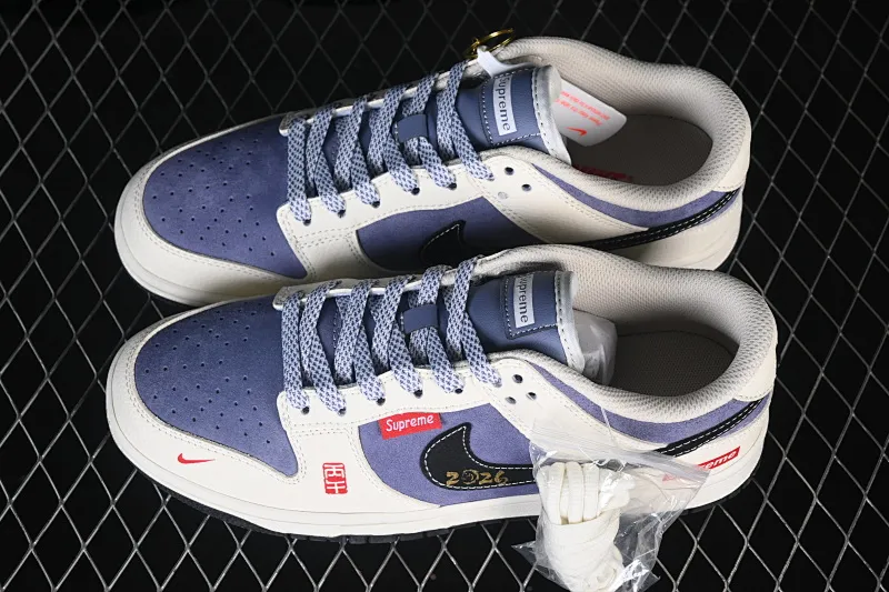 All categories Nk SB Dunk Series Nk SB Dunk Low High-end customized low-top sneakers Nike SB Dunk Low Supreme co-branded Year of the Horse limited edition Anniversary high-end customized low-top casual sneakers DN3168-015